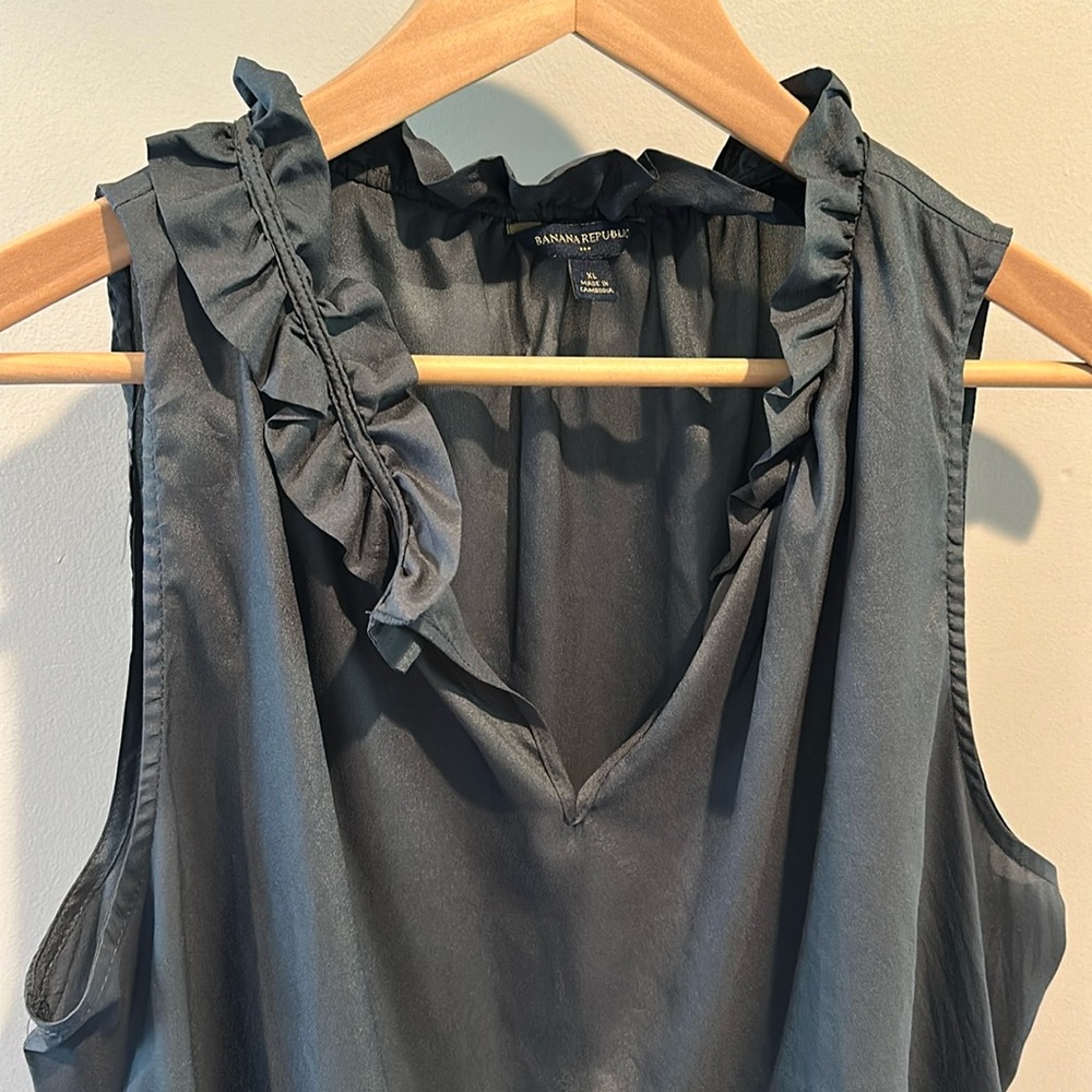 Banana Republic‎ XL Charcoal Gray V-Neck Ruffle Sleeveless Blouse Top